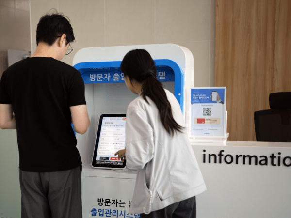 공공기관에서 방문자 출입관리 키오스크 제로패스를 사용하는 모습